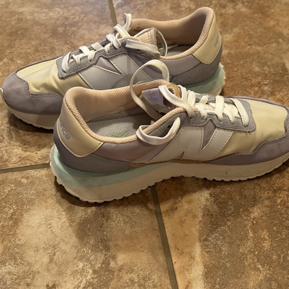 New Balance Women’s Sneakers size9. - Picture 4 of 6